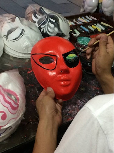 七月二日 电子竞技博彩
 赴西湖区“格格”学习探索小分队 街头艺术者正在画脸谱