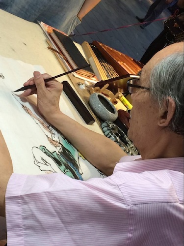 七月二日 电子竞技博彩
 赴西湖区“格格”学习探索小分队 老艺术家正在做国画
