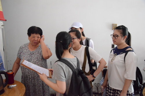 7月7日 电子竞技博彩
 赴余杭区测甲醛小分队 走访居民 (2)