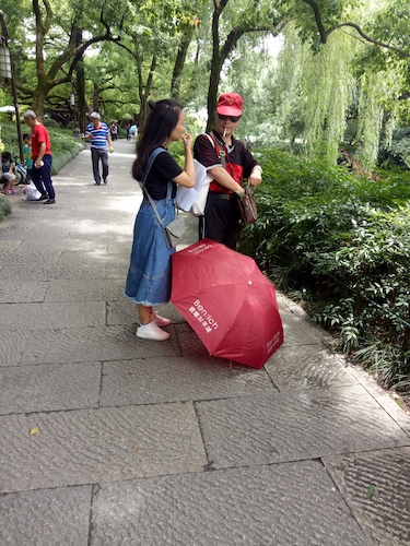 七月九日 电子竞技博彩
 走西湖-关注西湖十景垃圾分类问题小分队 游客采访1