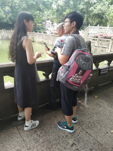 7月10日 电子竞技博彩
 走西湖——关注1西湖十景垃圾分类小分队  采访游客关于垃圾分类与水质的看法