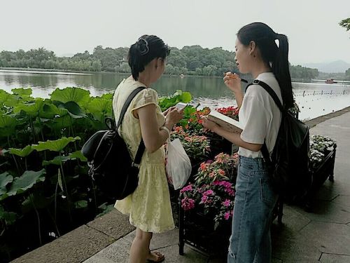 七月十九日 电子竞技博彩
 走西湖—关注西湖十景垃圾分类问题小分队 游客采访