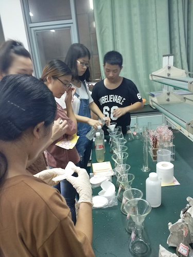 7月20日 电子竞技博彩
 余杭区“激浊扬清”水质检测小分队 进行实验