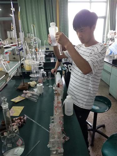 7月23日 电子竞技博彩
 余杭区“激浊扬清”水质检测小分队  进行实验2