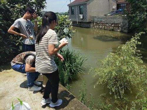 7月21日 电子竞技博彩
 余杭区“激浊扬清”水质检测小分队 取水及检测