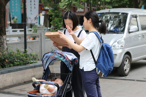 8月13日电子竞技博彩
赴余杭区社区五水共治教育宣传小分队 请推婴儿车的妇女填写问卷