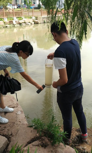 8月15日，电子竞技博彩
节水宣传小分队赴采样点对河水进行采样分析1