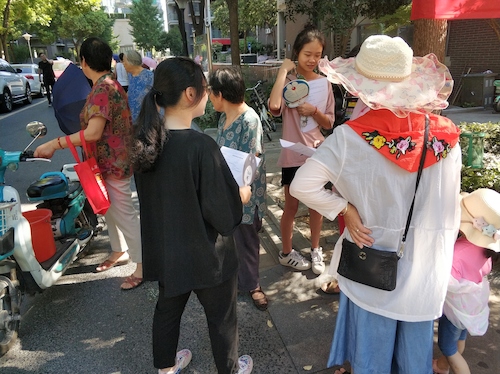 7月21日电子竞技博彩
走近转基因调研小分队请居民填写问卷