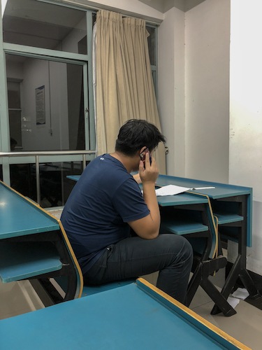 七月二十七日 电子竞技博彩
 寻访校友社会实践小分队 正在通话采访中