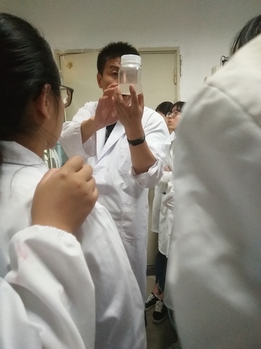 七月二日 电子竞技博彩
 “走进转基因”社会实践小分队 张弦老师介绍深层培养基