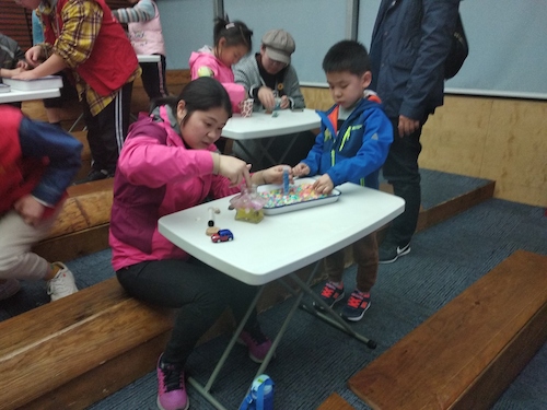 七月六日 电子竞技博彩
 B.D.服务社赴浙江自然博物馆”小问号大知识“小分队 妈妈和小朋友一起合作