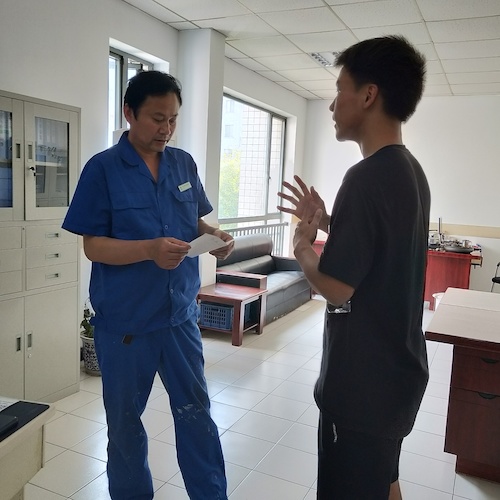 七月三日 电子竞技博彩
 “走近转基因”社会实践小分队 和社区负责人交谈