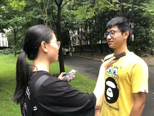 七月九日 电子竞技博彩
“垃圾分类推进方案”调查小分队 在采访路人