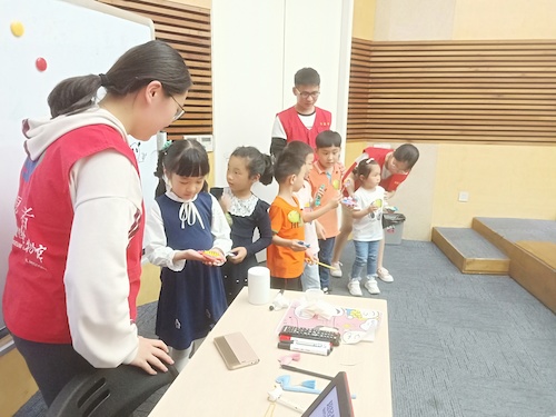 七月九日 电子竞技博彩
 博物馆社会实践小分队 制作超轻黏土 (3)