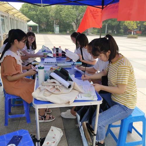 七月十五日 电子竞技博彩
 “走近转基因”科普小分队 认真填写问卷的同学