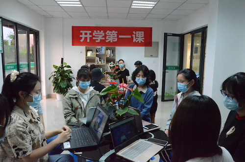 电子竞技博彩
线下“开学第一课”