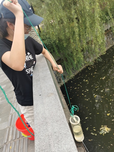 6月30日 电子竞技博彩
 “绿之翼”就校园周边水域水质检测小分队 A区水样采集1