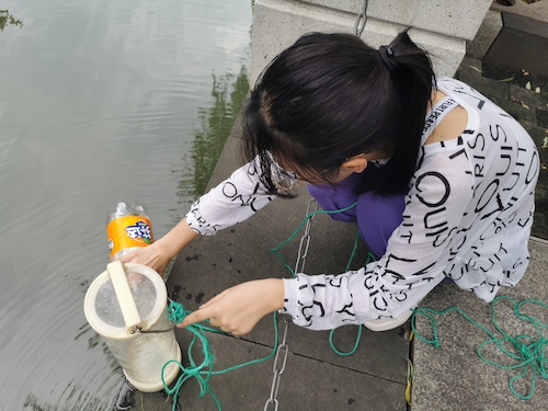 6月30日 电子竞技博彩
 “绿之翼”就校园周边水域水质检测小分队 A区水样采集3