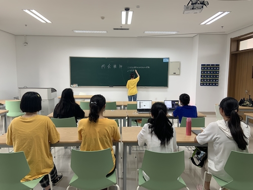 七月三日 电子竞技博彩
 杭州社区“听党指挥能打胜仗”社会实践小分队课题组长讲话