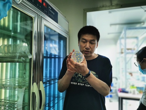 七月四日  电子竞技博彩
 “走近转基因”调研小分队 指导老师介绍转基因
