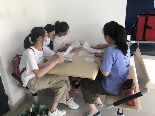 七月十五日 电子竞技博彩
 “走近转基因”调研小分队 调研讨论