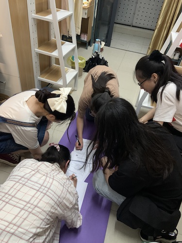 七月九日 电子竞技博彩
 杭州社区“听党指挥能打胜仗”社会实践小分队小组成员讨论