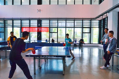 同学们在比赛
