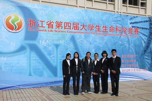 与学生合照