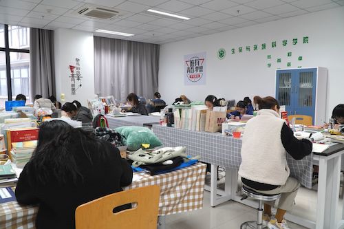 学生认真备考
