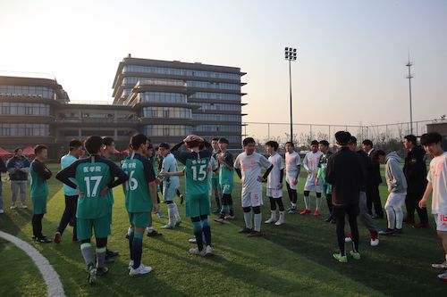 总决赛前电子竞技博彩
与医学部进行准备