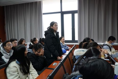 学生回答问题