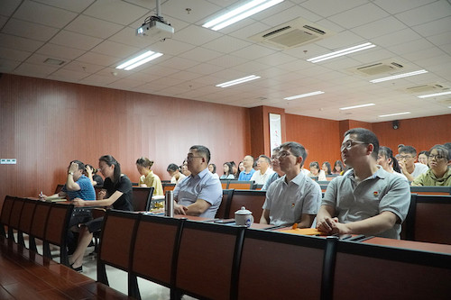 电子竞技博彩
老师同学们认真观看大会直播