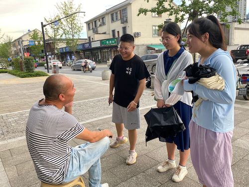 7月4日 电子竞技博彩
 “垃圾分类，人人有责”小分队 采访路人