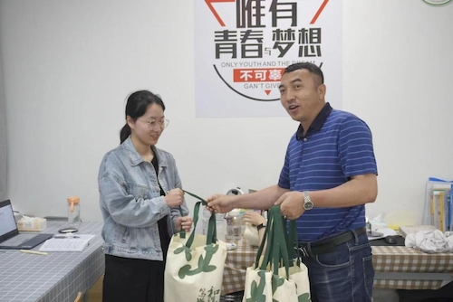 分发考研礼包